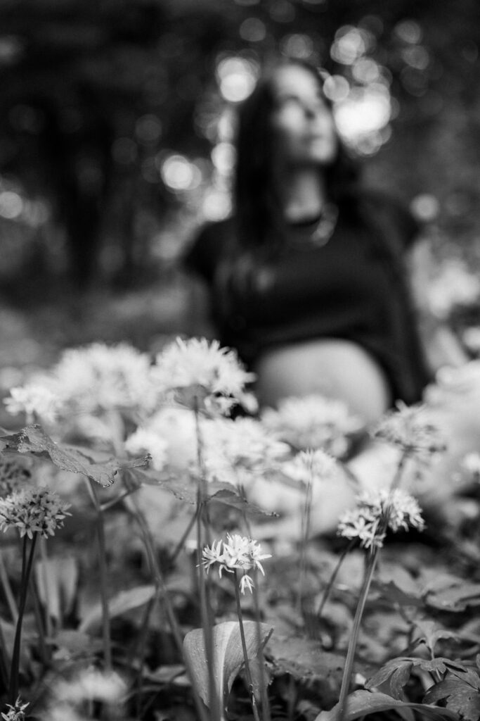 Babybauch Schwangerschaftsfoto Blumenwiese poetisch 1 683x1024 1