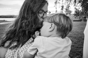 Kind kuschelt mit Mama Familienfotos