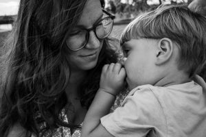 Kind kuschelt mit Mama Familienfotos
