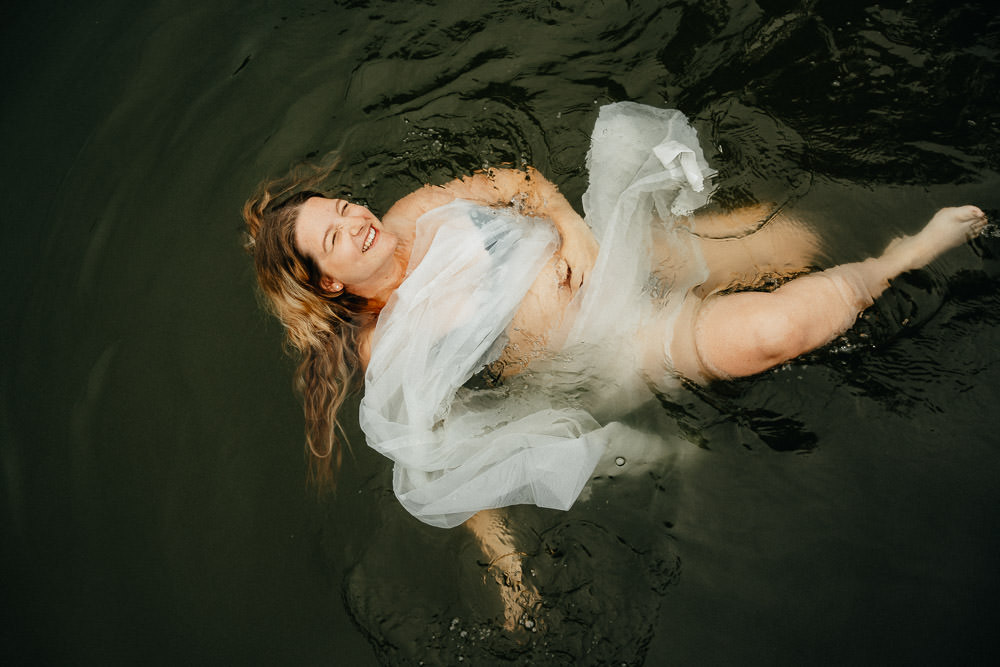Babybauch Fotoshooting nackter Bauch im Wasser