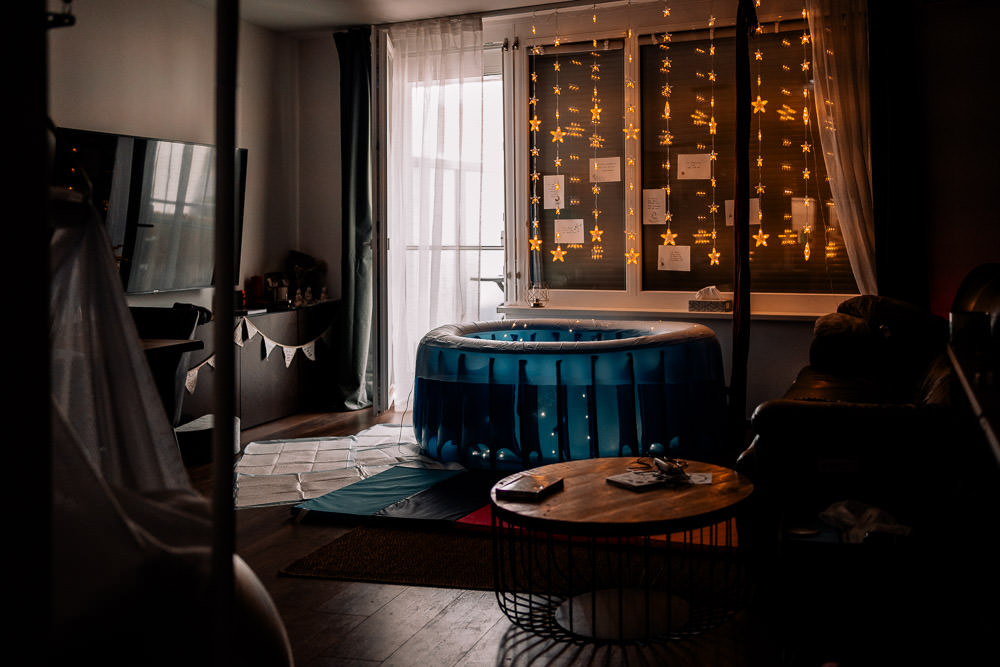 Hausgeburt mit Pool und Lichterkette