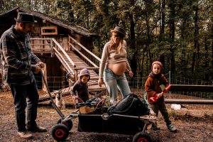 Familie mit Kindern bei Schwangerschaftsshooting