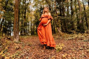 Babybauchfoto Natur Wald Herbst