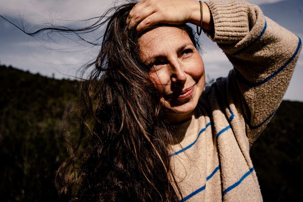 Frauenportrait Businessfoto Haare wehen im Wind