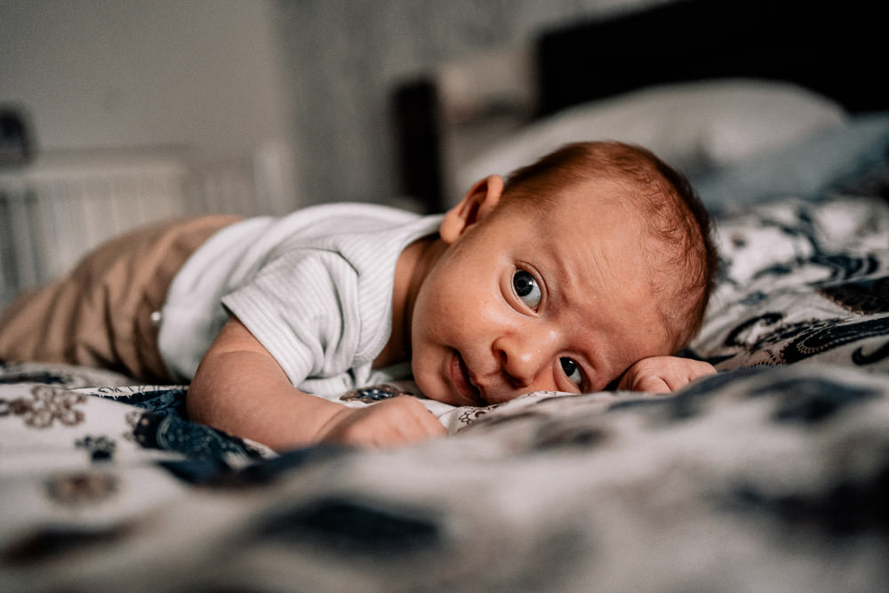 Neugeborenes liegt am Bauch am Bett 2