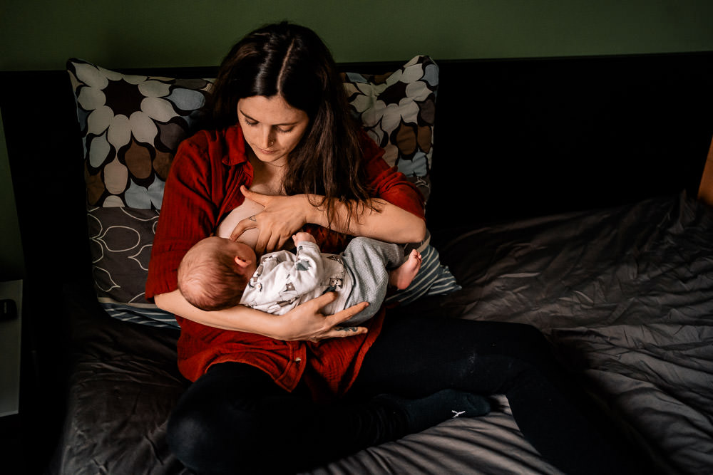 Fotobesuch im Wochenbett 10 Mutter stillt Baby