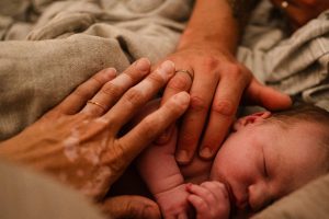 Hände die Neugeborenes Baby streicheln Geburtsfotos