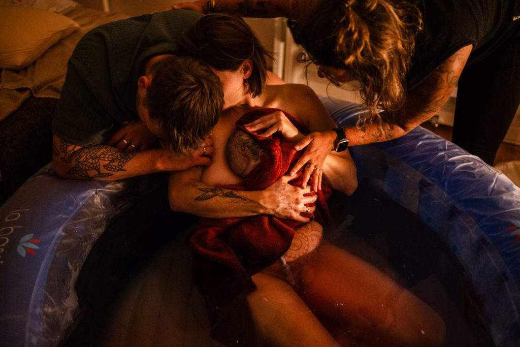 Geburtsfoto zeigt allererstes Kennenlernen im Pool