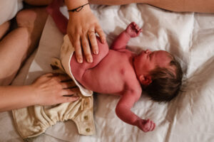 Erstes Wickeln mit Stoffwindeln frisch geborenes Baby nach Hausgeburt