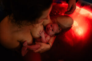 Baby frisch Geboren im Geburtspool