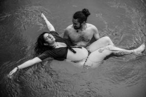 Paar im Wasser bei Babybauchshooting im See