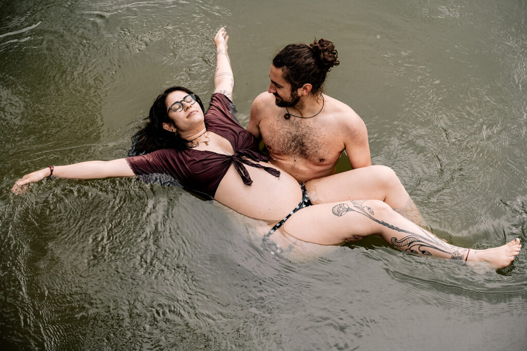 Schwangere Mama mit Partner im Wasser