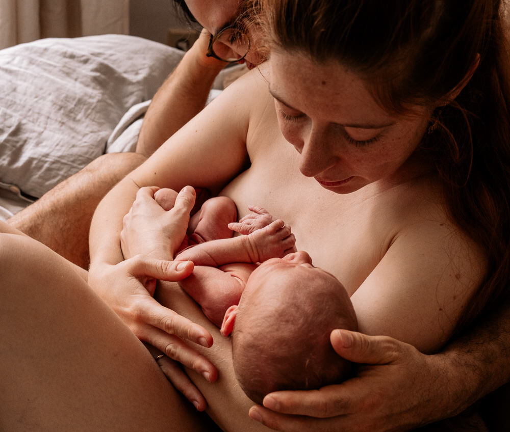 Haut auf Haut Kuscheln im Wochenbett