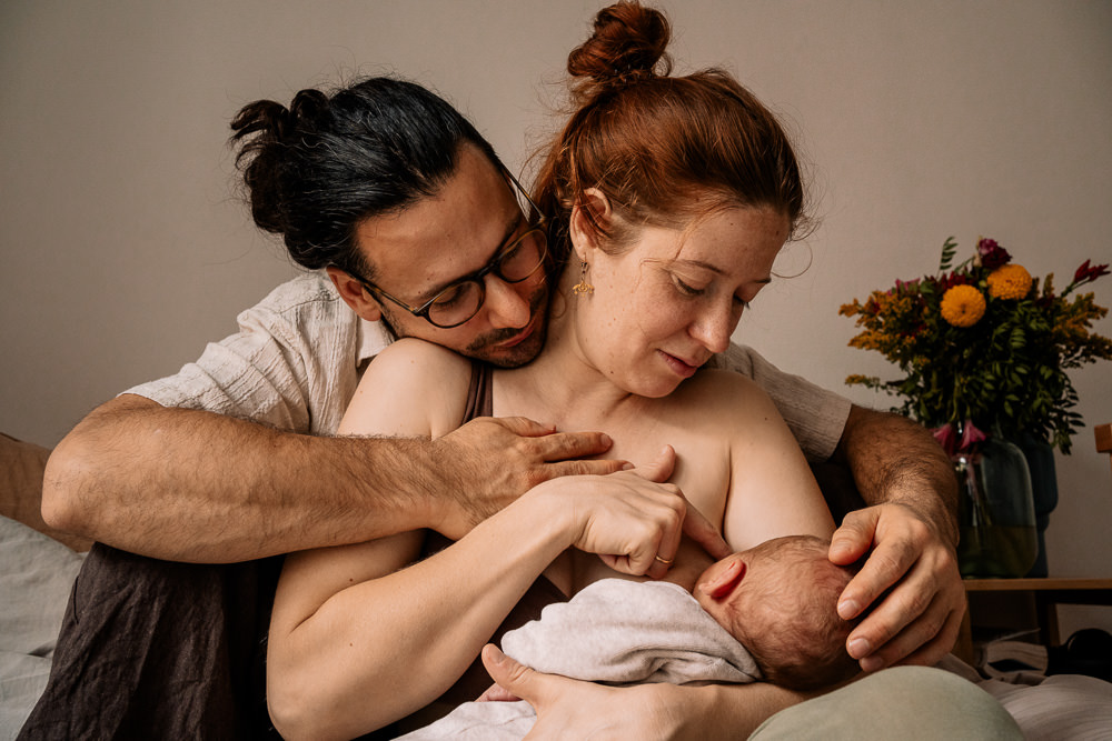 Kombipaket mit Babybauchfotos gibt es Wochenbettbilder wie hier diese Paar im Bett mit Baby