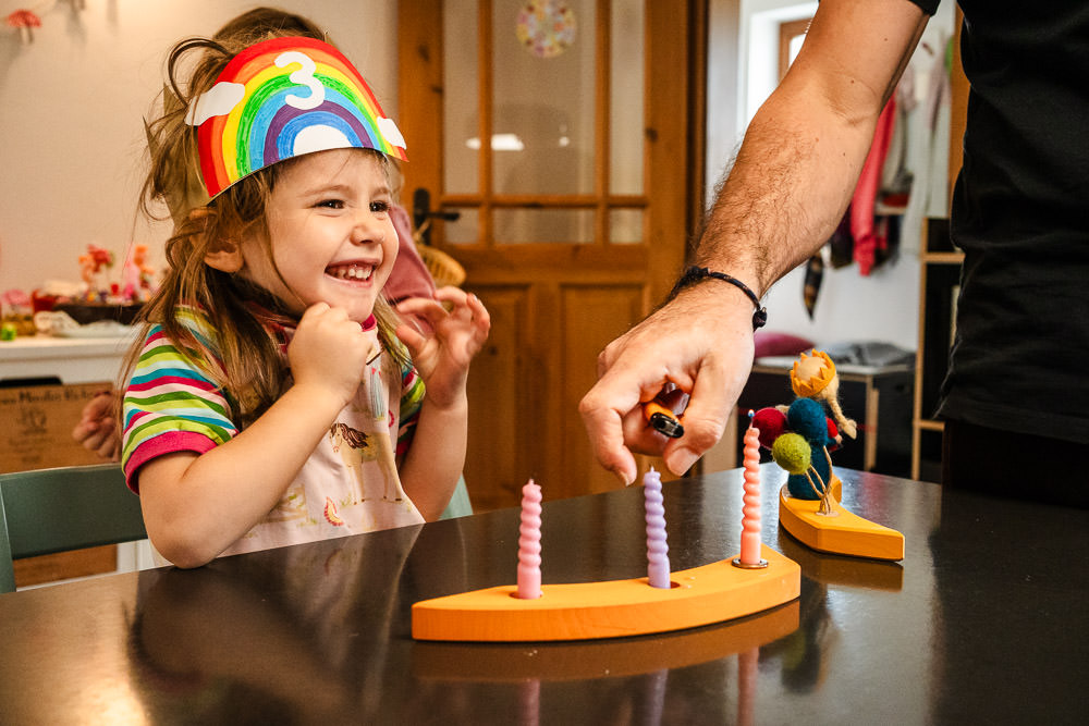Lachendes Kind Familienfotos zum Geburtstag