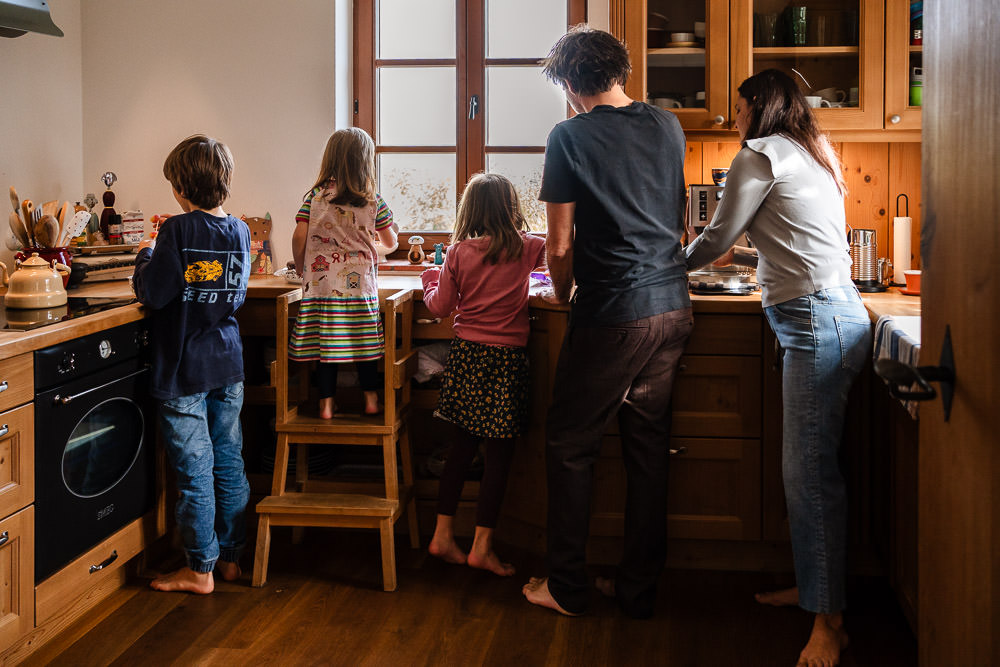 Familienfoto in der Küche zuhause zum Geburtstag
